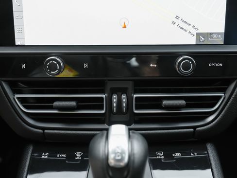 Used 2022 Porsche Macan image 15