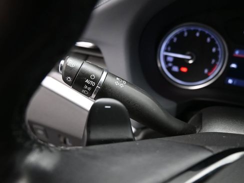 Used 2022 Buick Enclave Essence image 13