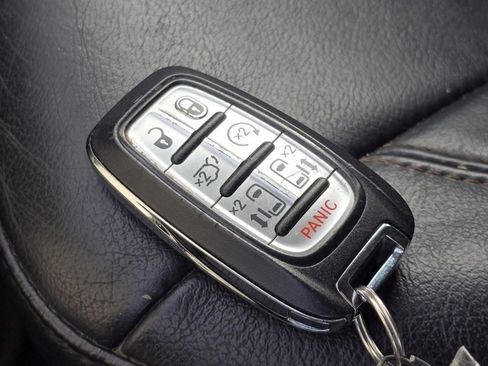 Used 2019 Chrysler Pacifica Touring-L image 33