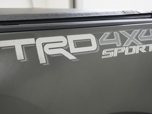 Used 2017 Toyota Tacoma TRD Sport w/ Tow Package AWD/4WD image 8