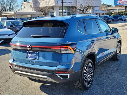 Certified 2025 Volkswagen Taos SE image 4