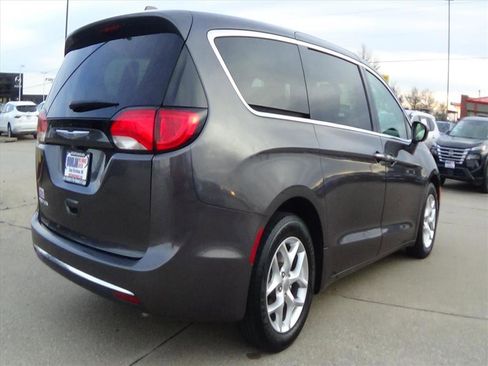 Used 2020 Chrysler Pacifica Touring w/ Tire & Wheel Group image 6