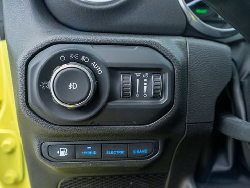 Used 2022 Jeep Wrangler Unlimited Sahara w/ Cold Weather Group image 15