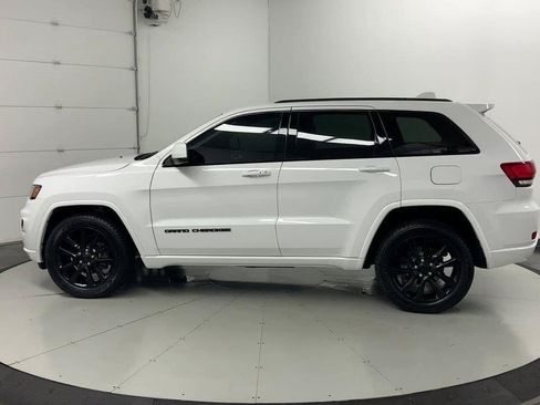 Used 2018 Jeep Grand Cherokee Altitude AWD/4WD image 34