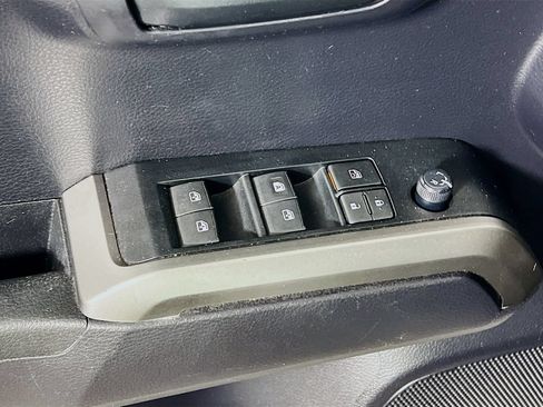 Certified 2020 Toyota Tacoma SR5 AWD/4WD image 17