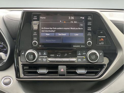 Used 2021 Toyota Highlander XLE AWD/4WD image 12