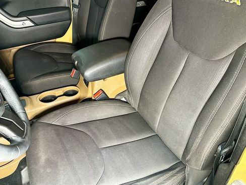 Used 2013 Jeep Wrangler Unlimited Sahara image 19