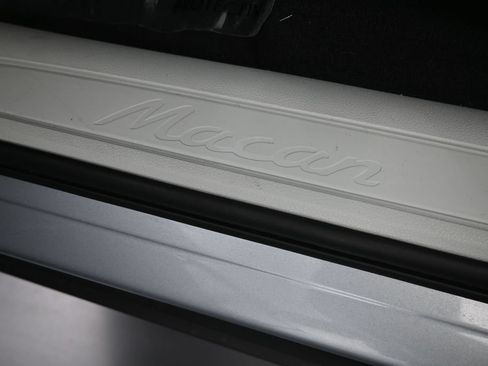 Certified 2025 Porsche Macan AWD/4WD image 28