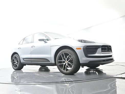 Certified 2025 Porsche Macan AWD/4WD image 54