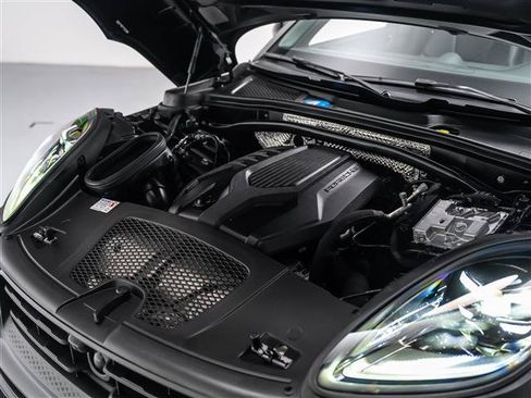 Used 2024 Porsche Macan AWD/4WD image 29