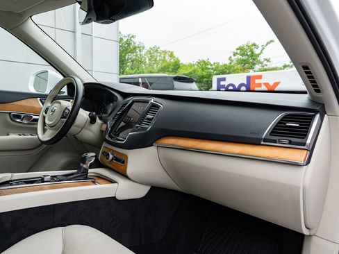 Used 2022 Volvo XC90 T6 Momentum w/ Climate Package AWD/4WD image 28