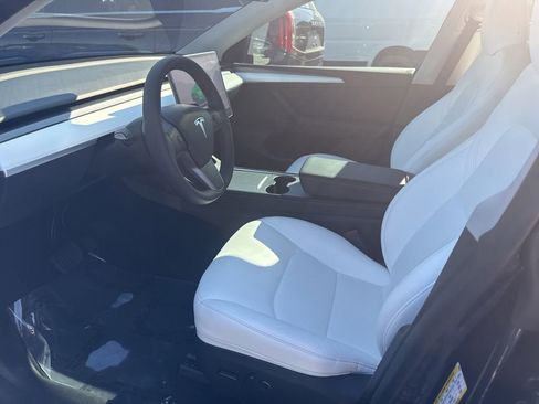 Used 2024 Tesla Model Y Long Range AWD/4WD image 3