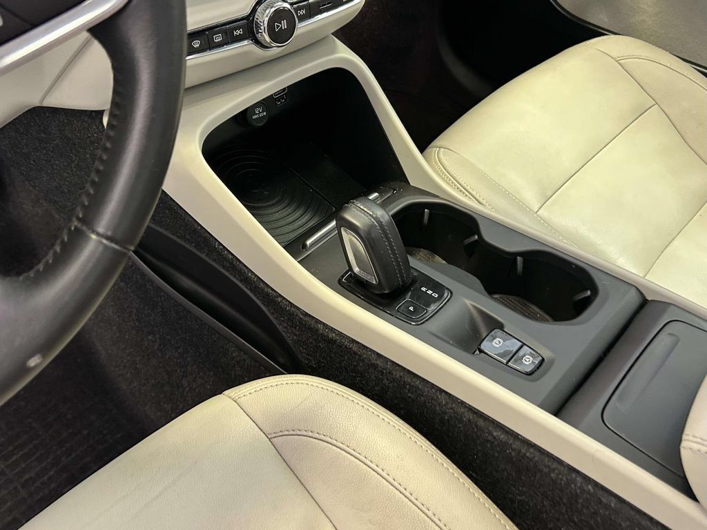 Used 2019 Volvo XC40 T5 Momentum AWD/4WD image 21
