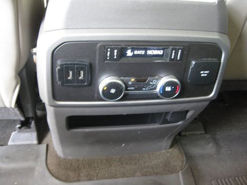 Used 2018 Ford Expedition XLT w/ Equipment Group 202A AWD/4WD image 31