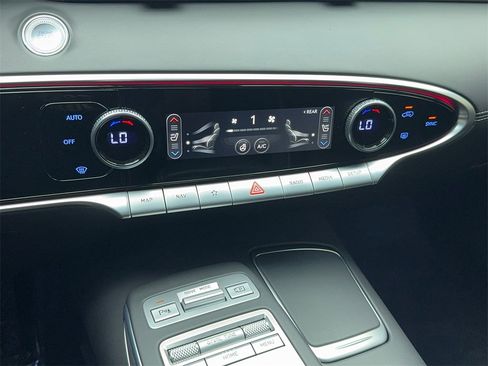 Used 2023 Genesis GV70 2.5T w/ Advanced Package image 32