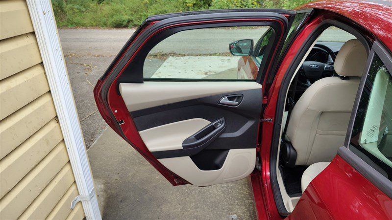 Used 2015 Ford Focus SE w/ SE Sport Package FWD image 7