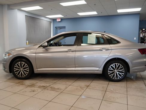 Used 2021 Volkswagen Jetta SE w/ SE Cold Weather Package image 2