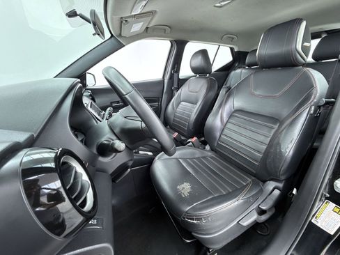 Used 2019 Nissan Kicks SR w/ SR Premium Package image 10