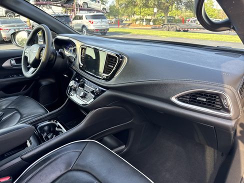 Used 2025 Chrysler Pacifica Limited FWD image 37