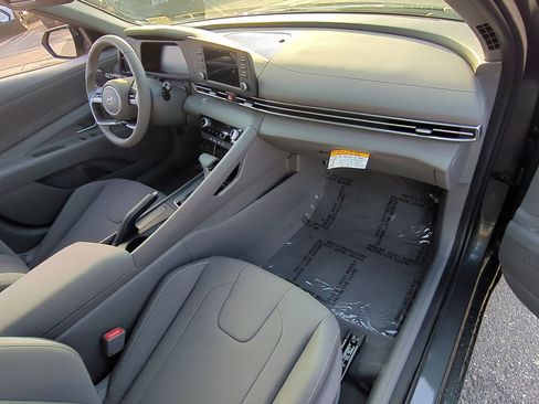 Used 2025 Hyundai Elantra Sport image 27