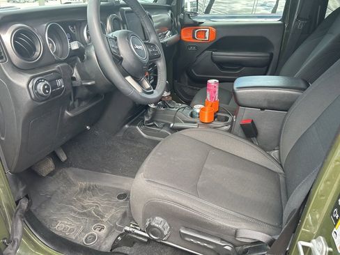 Used 2023 Jeep Gladiator Sport image 4