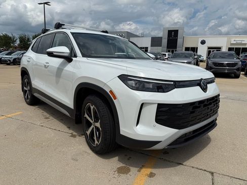 New 2025 Volkswagen Tiguan SE image 1