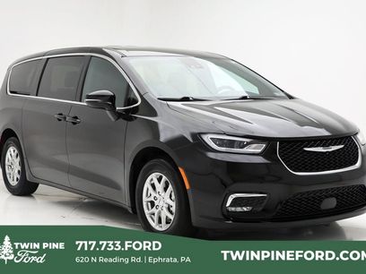 Used 2025 Chrysler Pacifica Select