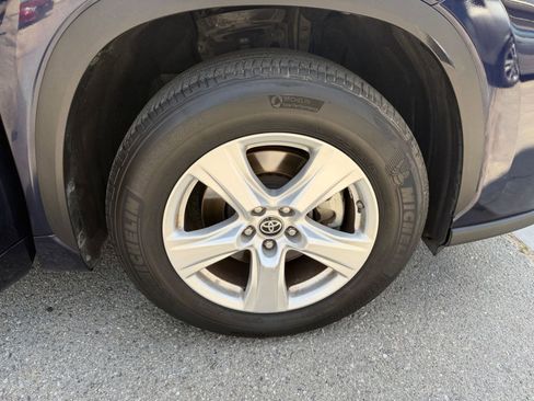 Used 2025 Toyota Highlander LE FWD image 32