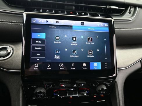 Used 2024 Jeep Grand Cherokee Overland w/ Luxury Tech Group IV image 25