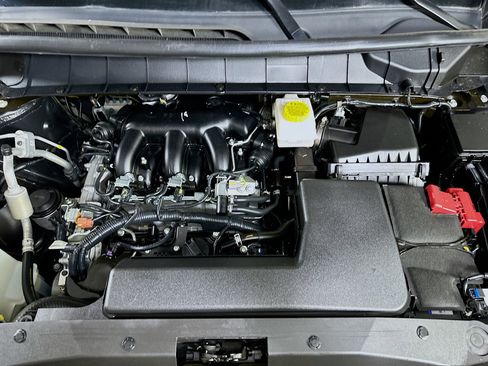 Used 2024 Nissan Pathfinder S image 32