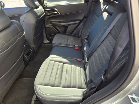 New 2025 Mitsubishi Outlander SE image 13