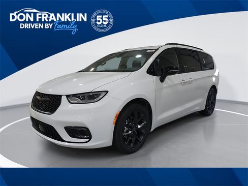 New 2026 Chrysler Pacifica Limited w/ S Appearance Package image 1