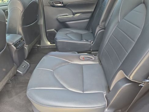 Used 2020 Toyota Highlander XLE AWD/4WD image 18