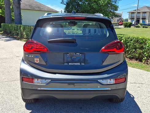 Used 2020 Chevrolet Bolt Premier w/ Infotainment Package FWD image 5