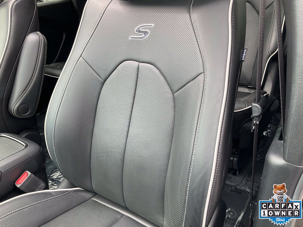 Used 2023 Chrysler Pacifica Limited w/ Uconnect Theater Family Group FWD image 18