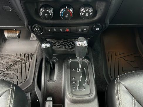 Used 2014 Jeep Wrangler Unlimited Sahara image 23