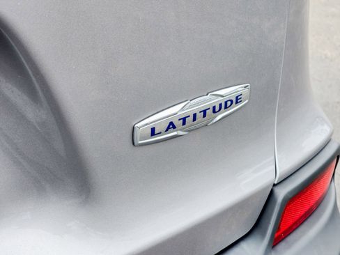 Used 2019 Jeep Cherokee Latitude w/ Popular Appearance Group image 18