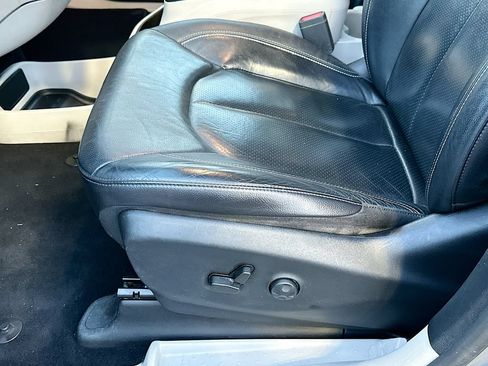 Used 2022 Chrysler Pacifica Touring-L FWD image 9