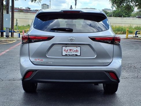 Used 2025 Toyota Highlander LE FWD image 7