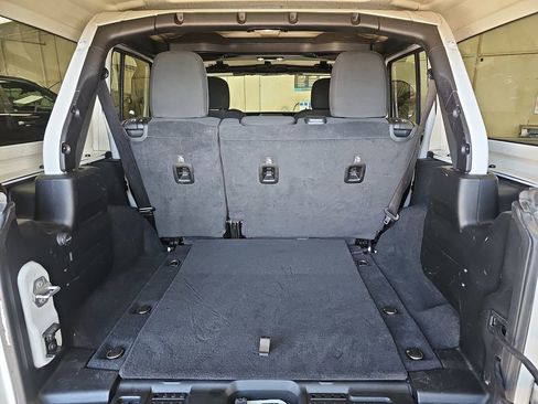 Used 2020 Jeep Wrangler Unlimited Sahara image 12