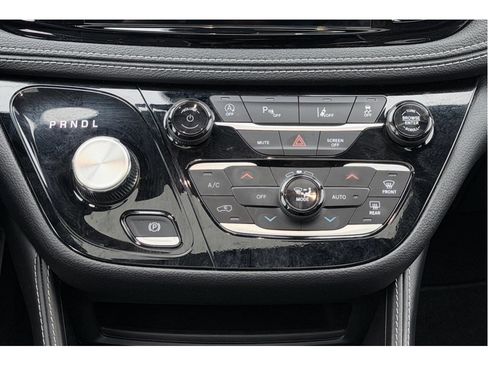 Used 2025 Chrysler Pacifica Limited FWD image 20