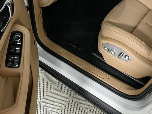 New 2025 Porsche Macan image 8