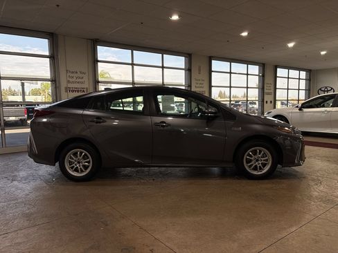 Used 2021 Toyota Prius Prime XLE w/ Carpet Mat Package (TMS) FWD image 3
