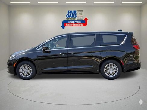 New 2026 Chrysler Pacifica Select image 9