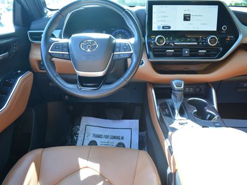 Used 2023 Toyota Highlander Platinum AWD/4WD image 3