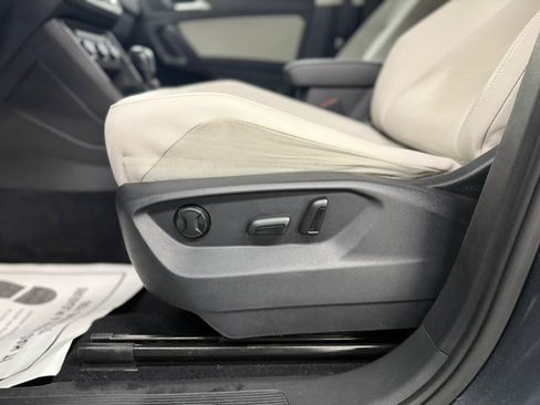 Used 2021 Volkswagen Tiguan SE w/ Panoramic Sunroof Package image 31