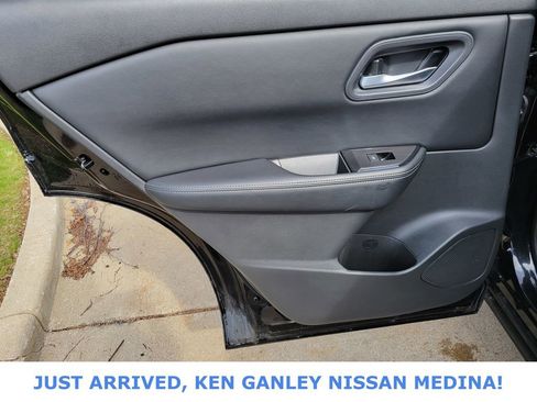 Used 2025 Nissan Rogue SV image 16