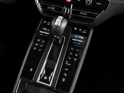 Certified 2026 Porsche Macan AWD/4WD image 17