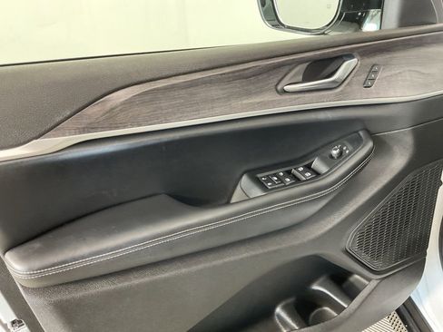 Used 2025 Jeep Grand Cherokee L Limited w/ Black Appearance Package AWD/4WD image 17