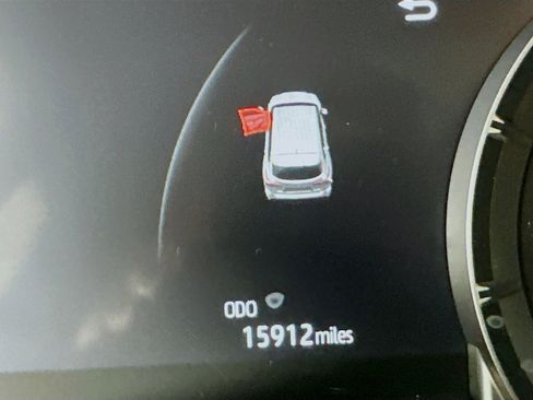 Used 2025 Toyota Highlander XLE image 19